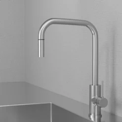 Keittiöhana Scandtap Steel Accent Square D APK-liitäntä ulosvedettävä juoksuputki
